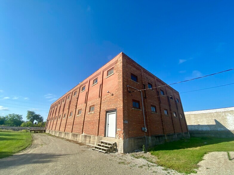 More Photos Of 260 W Stroud St, Randolph Warehouse For Sale