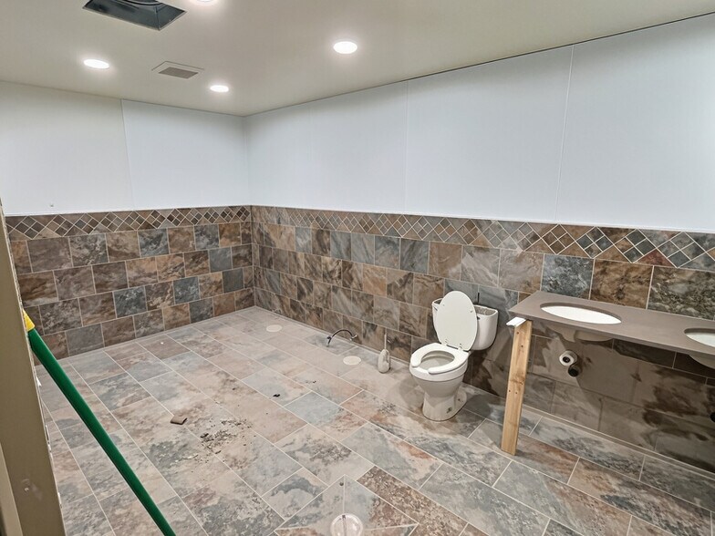 More Photos Of 2877 E 2nd St, Casper Service Station For Sale