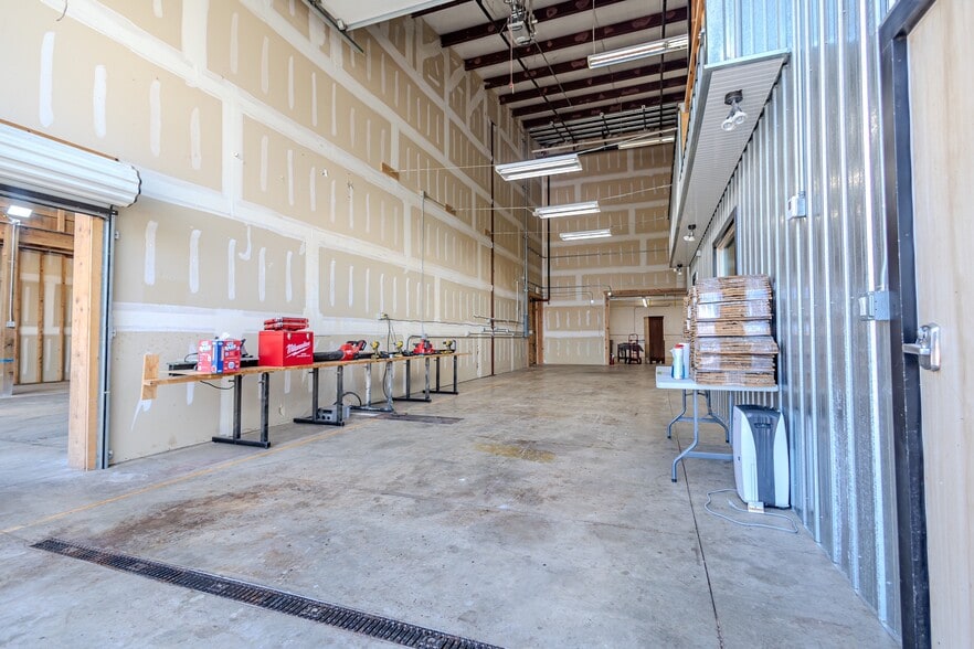 More Photos Of 1200 SW Brookside Cir, Grimes Warehouse For Lease