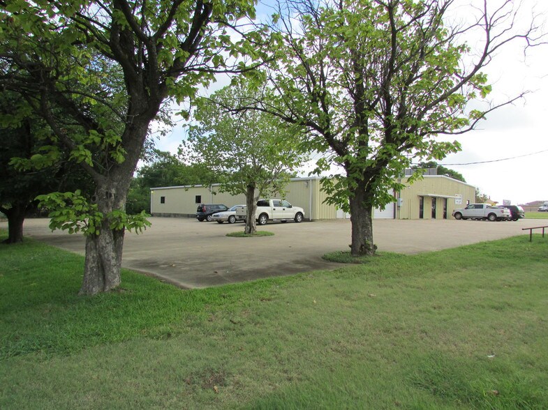 More Photos Of 223 W Danieldale Rd, Dallas Light Distribution For Sale