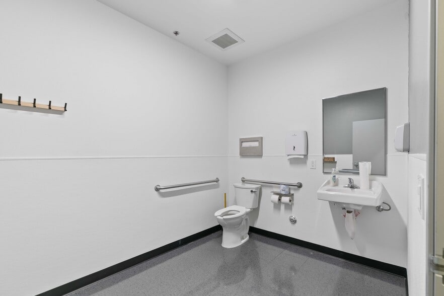 More Photos Of 2850 Ontario St, Burbank Warehouse For Lease