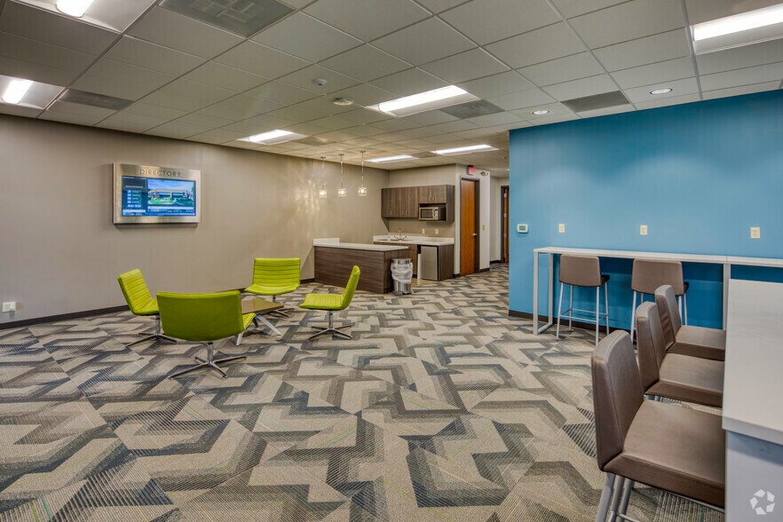 More Photos Of 5402-5460 Beaumont Center Blvd, Tampa Unknown For Lease