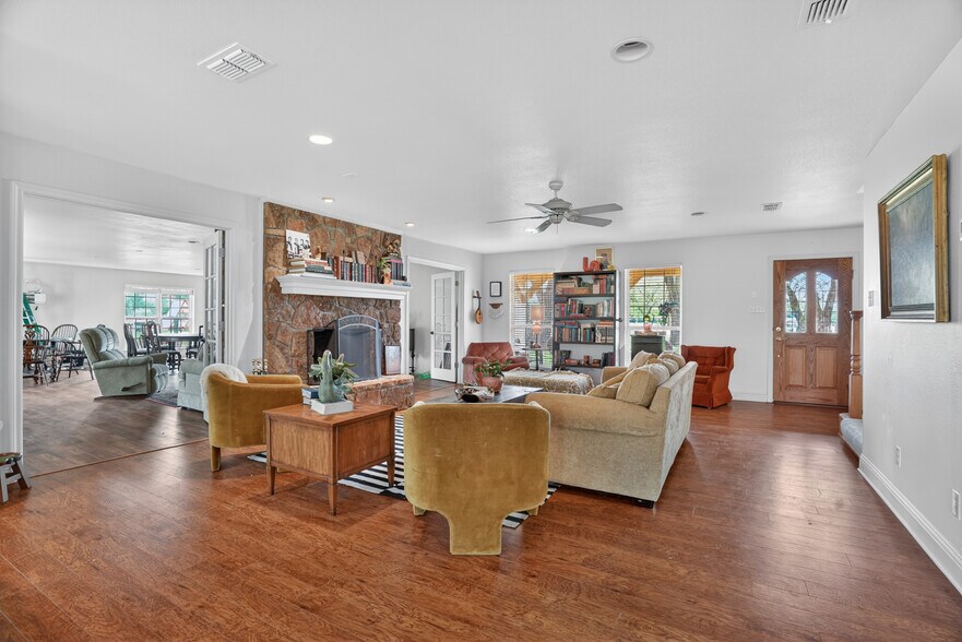 More Photos Of 14145 US-281, Santo Specialty For Sale