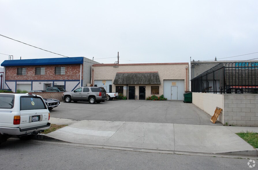 More Photos Of 16148-16150 Wyandotte St, Van Nuys Warehouse For Lease