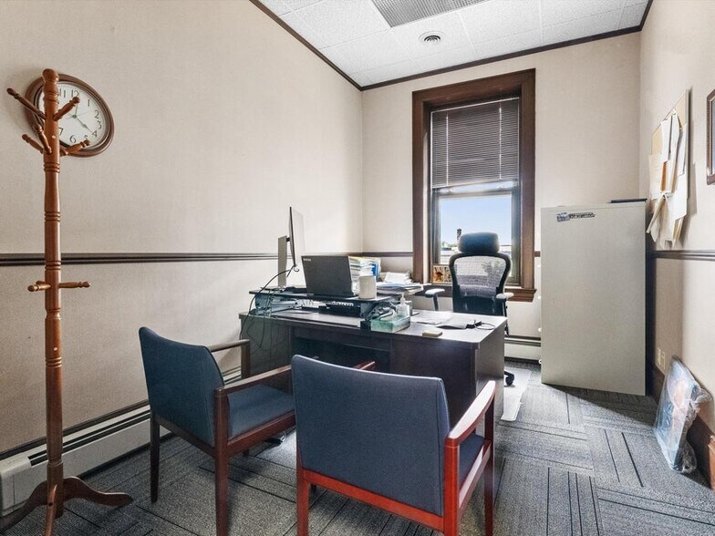 More Photos Of 921-931 8th St, Manitowoc Office For Sale