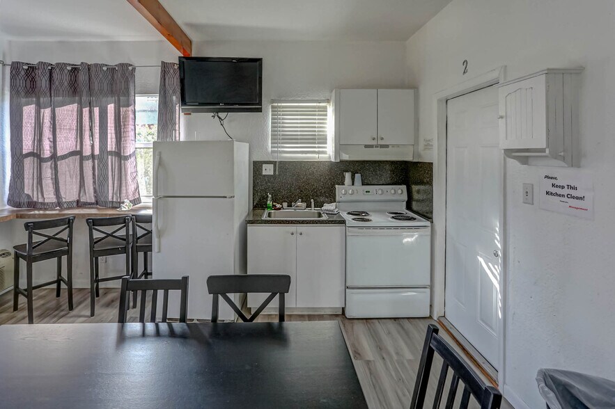 More Photos Of 1419 S Federal Hwy, Hollywood Hotel For Sale