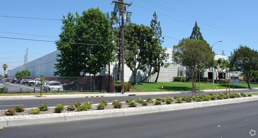 More Photos Of 17230-17258 S Main St, Gardena Distribution For Lease