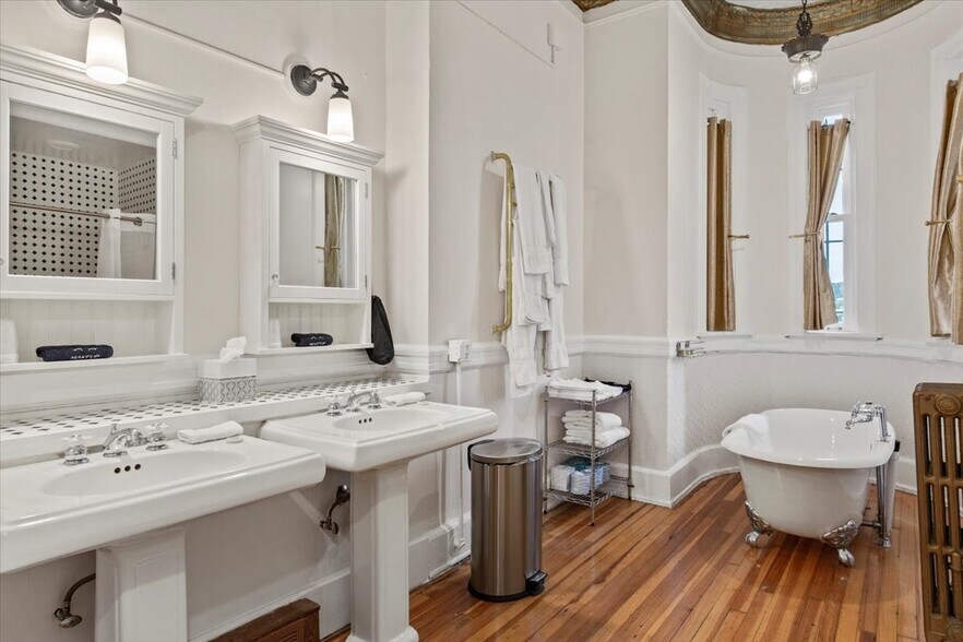 More Photos Of 49 Florida Ave, Amsterdam Hospitality For Sale