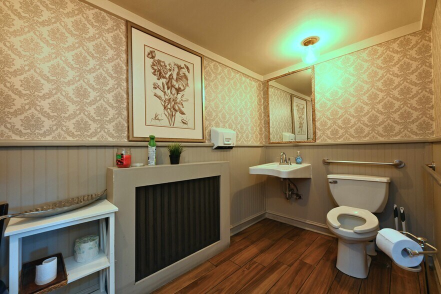 More Photos Of 22 Pine Hollow Rd, Oyster Bay Restaurant For Sale