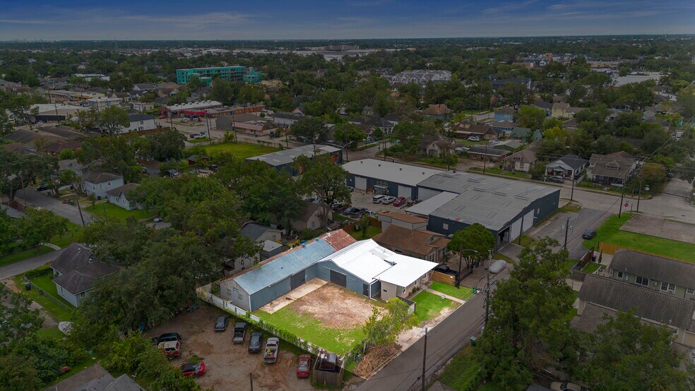 More Photos Of 120 N Bryan St, Houston Warehouse For Lease