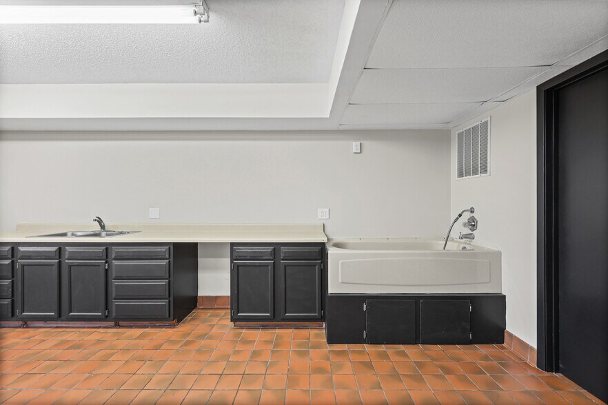 More Photos Of 11 S 2nd St, Festus Office For Sale