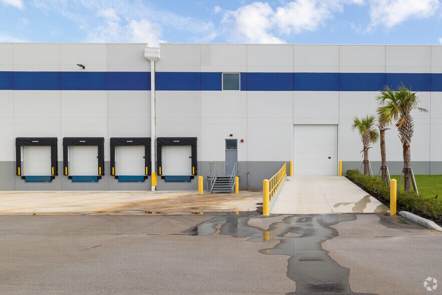 More Photos Of 9450 Piper Rd, Punta Gorda Warehouse For Lease
