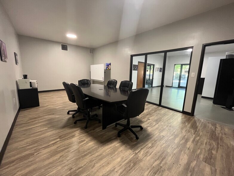 More Photos Of 5108 Wilson Rd, Fort Worth Flex For Lease