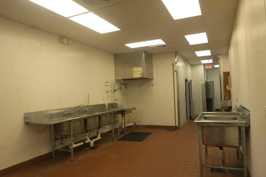 More Photos Of 1901 Hamilton Blvd, Sioux City General Retail For Sale