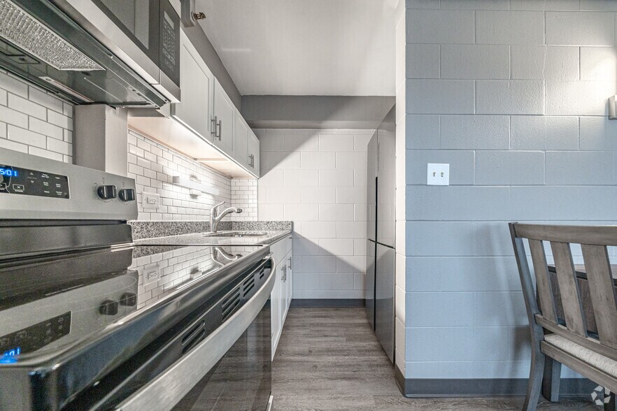 More Photos Of 311 N Ottawa St, Joliet Apartments For Lease
