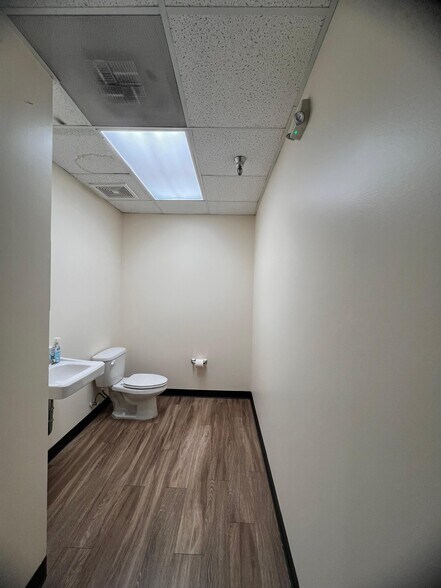 More Photos Of 7201-7203 Pinemont Dr, Houston Flex For Lease