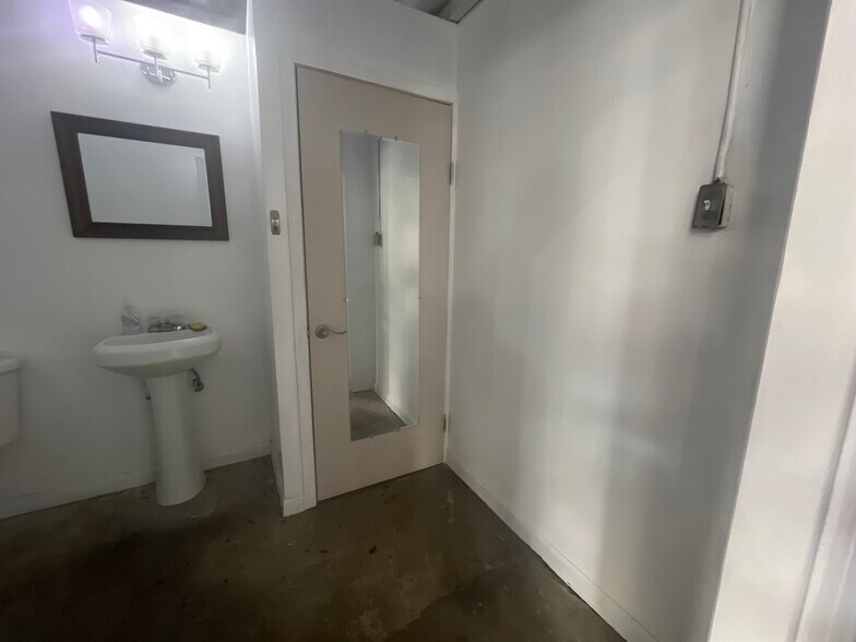 More Photos Of 2207 Post Office St, Galveston Apartments For Lease