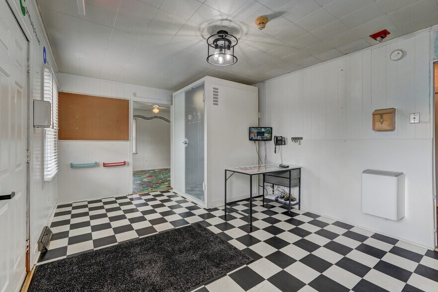 More Photos Of 1806 Vance St, Reidsville General Retail For Sale