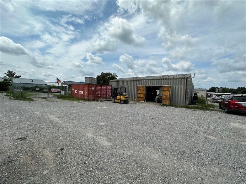 More Photos Of 407 Commerce St, Bowling Green Flex For Sale