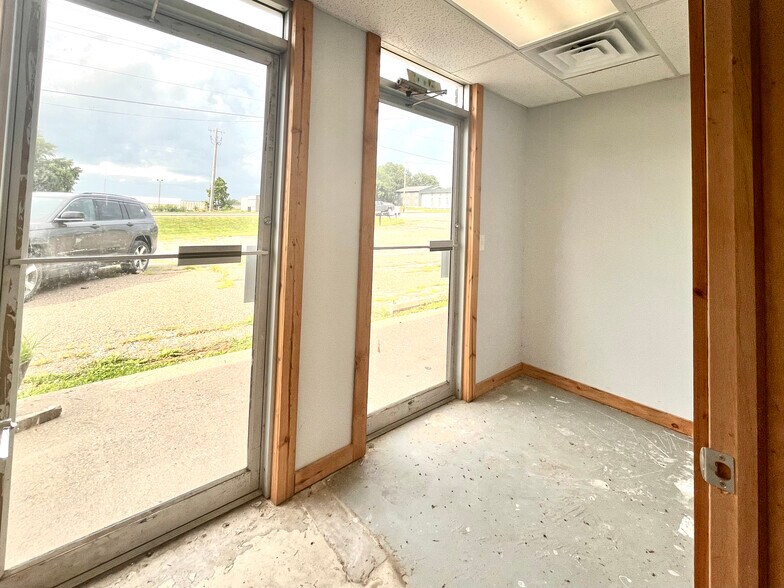 More Photos Of 1709-1713 E 7th St, Atlantic General Retail For Sale