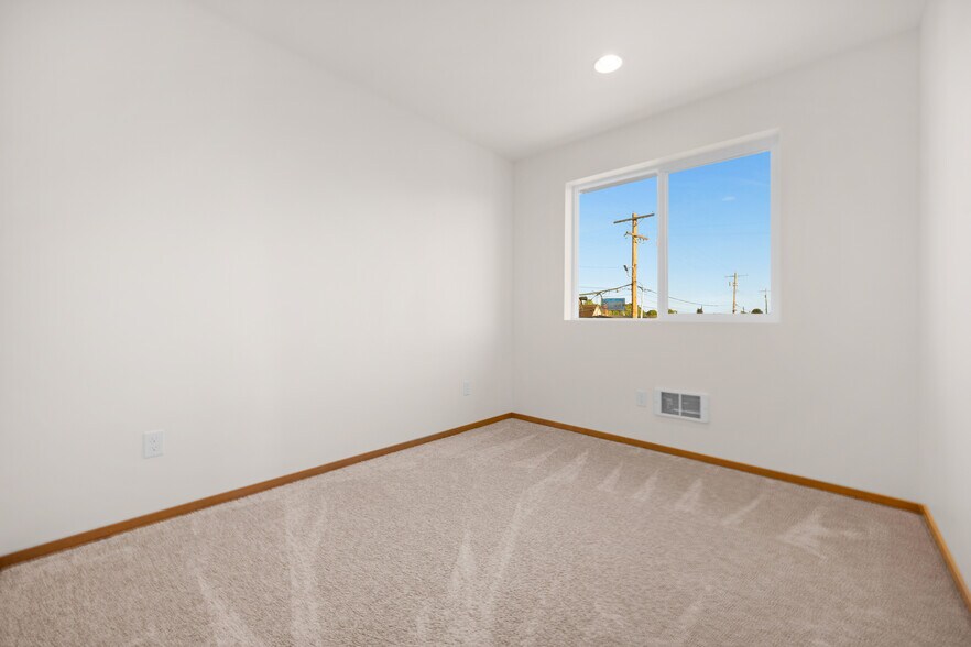 More Photos Of 1925 Lombard Ave, Everett Multifamily For Sale
