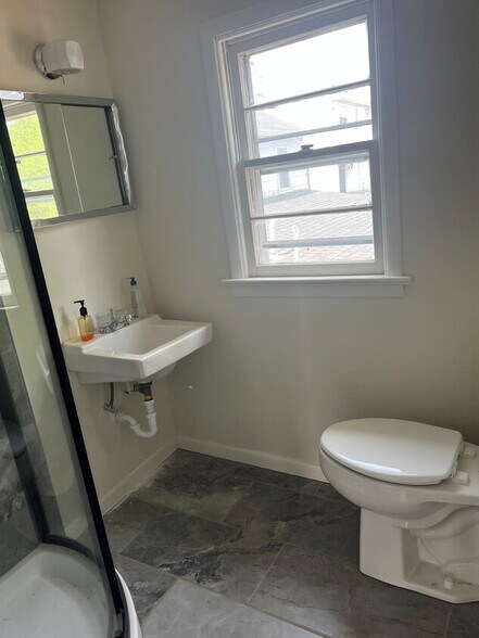 More Photos Of 706 Willow St, Southampton Office For Lease
