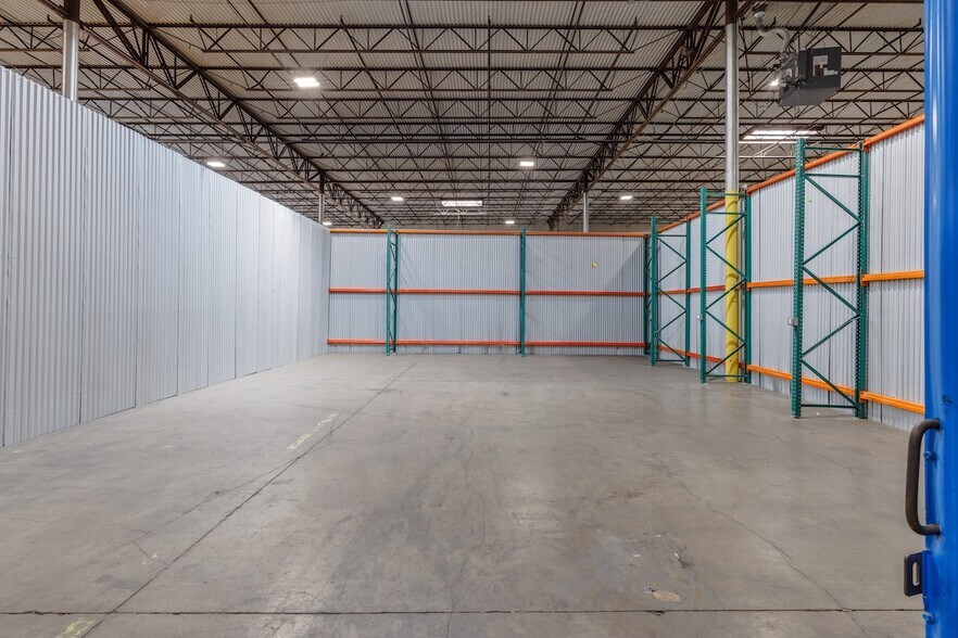 More Photos Of 11410-11420 Mathis Ave, Farmers Branch Distribution For Lease