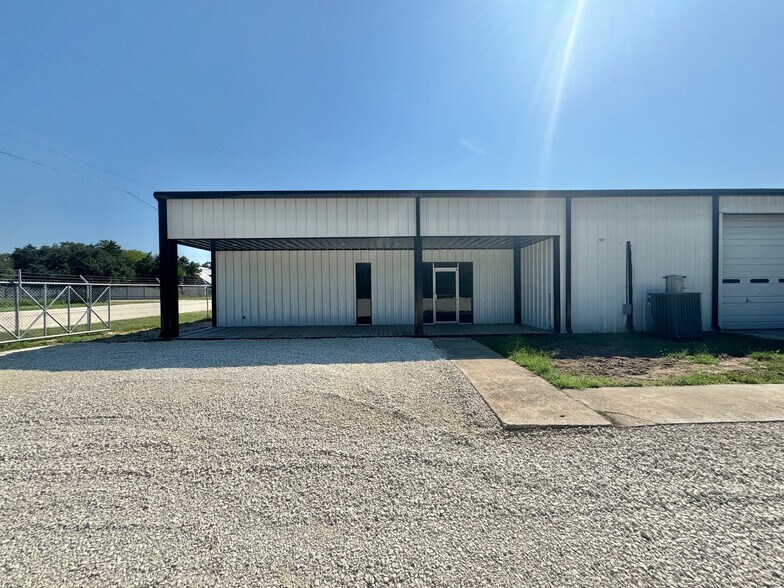More Photos Of 736 Garcitas Creek Rd, Inez Warehouse For Lease