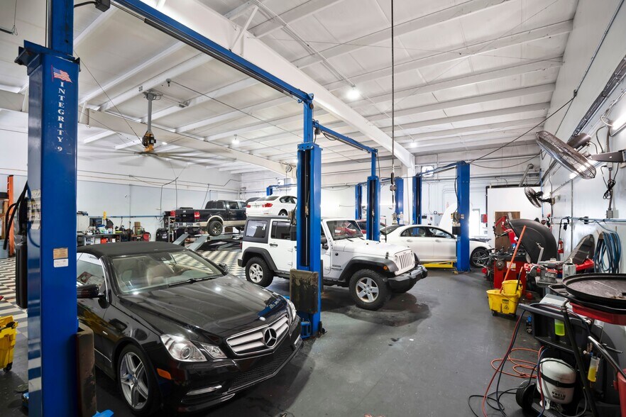More Photos Of 2350 Us-17-92, Longwood Showroom For Sale