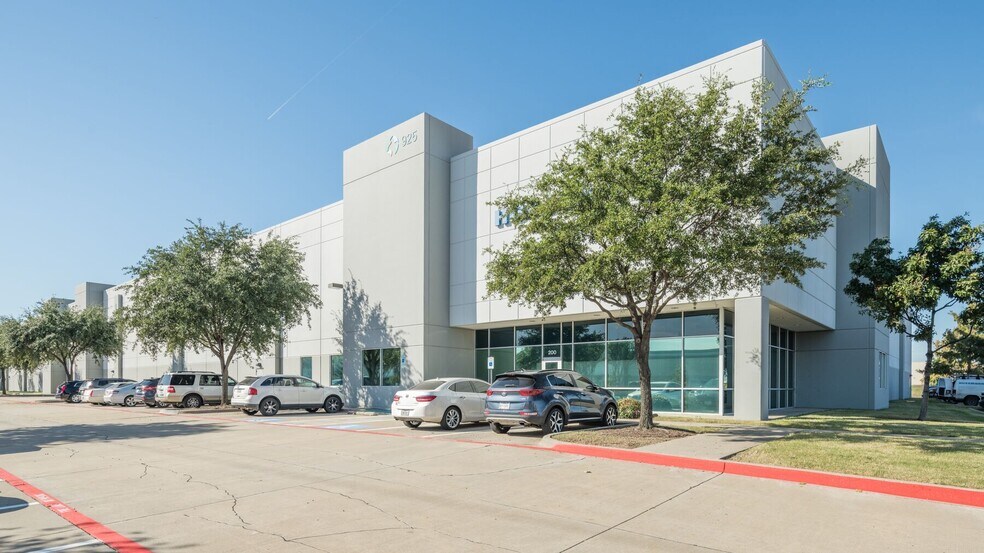 Primary Photo Of 925 Freeport Pky, Coppell Warehouse For Lease