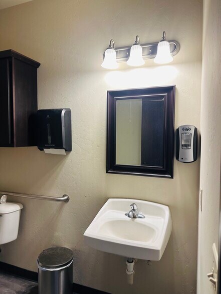 More Photos Of 2236 W Hefner Rd, Oklahoma City Office For Lease
