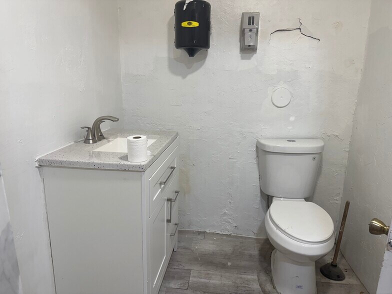 More Photos Of 809-813 NW 1st St, Fort Lauderdale Service For Lease