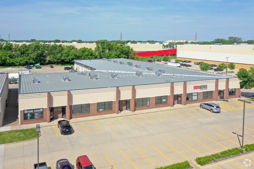 More Photos Of 3946-3998 NW Urbandale Dr, Urbandale Light Distribution For Lease
