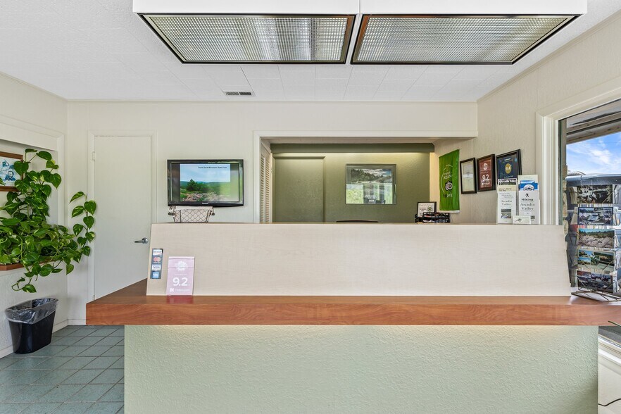 More Photos Of 310 S McCune St, Pilot Knob Hotel For Sale