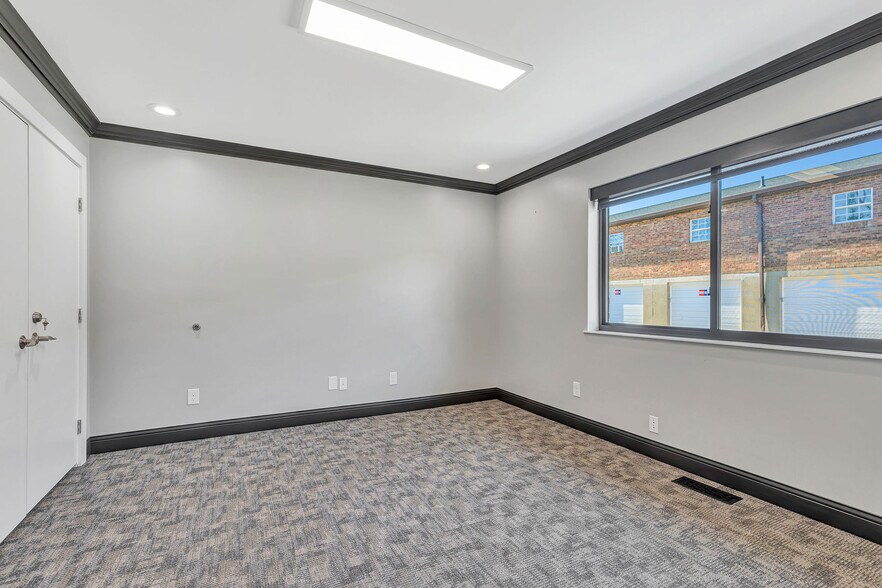 More Photos Of 2327 Anderson Rd, Crescent Springs Office For Lease