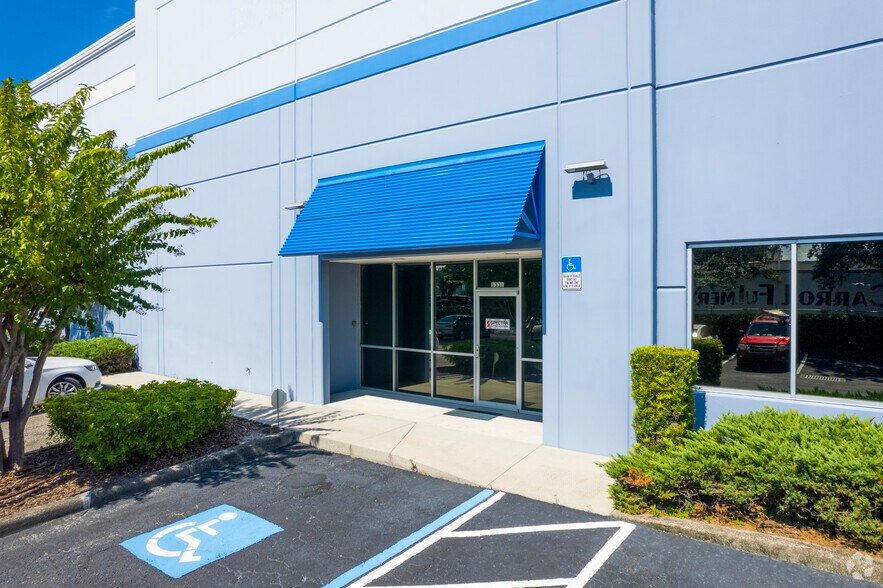 More Photos Of 1333-1341 Massaro Blvd, Tampa Warehouse For Lease