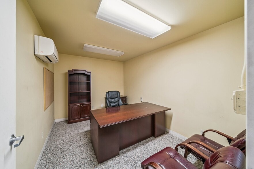 More Photos Of 8118 E 44th St, Tulsa Warehouse For Lease