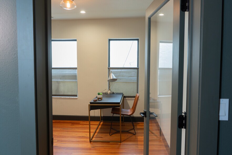 More Photos Of 689 Central Ave, Saint Petersburg General Retail For Lease