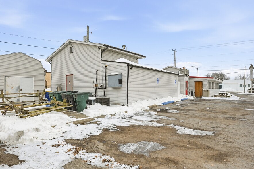 More Photos Of 3823 N Broadway Ave, Muncie Bar For Sale