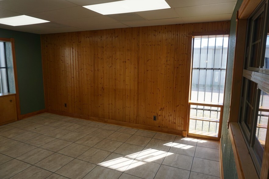 More Photos Of 902 Kck Way, Cedar Hill Distribution For Sale