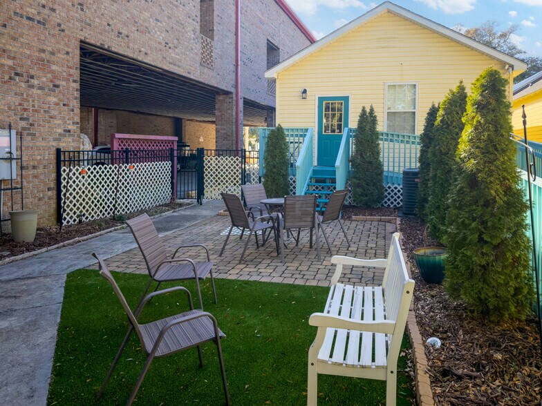 More Photos Of 414 N Howe St, Southport Office For Sale