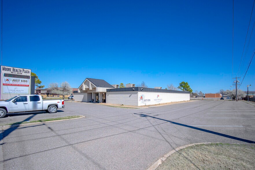 More Photos Of 400 N Eastern Ave, Moore Medical For Sale