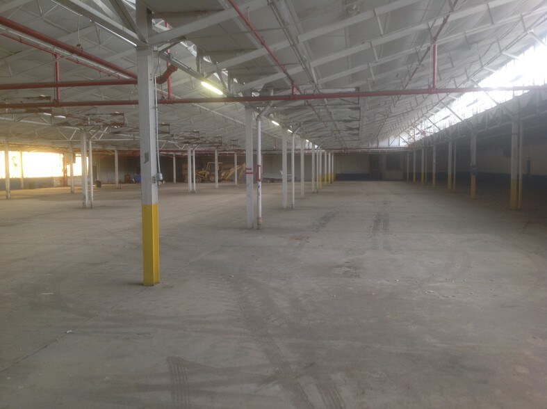 More Photos Of 1600-1660 Pleasant St, Dekalb Manufacturing For Sale