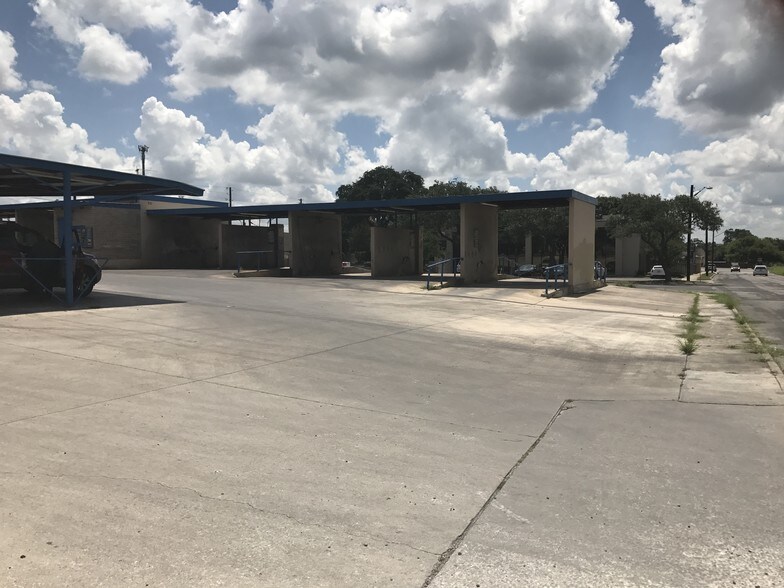 More Photos Of 115 W Glenview Dr, San Antonio Carwash For Sale