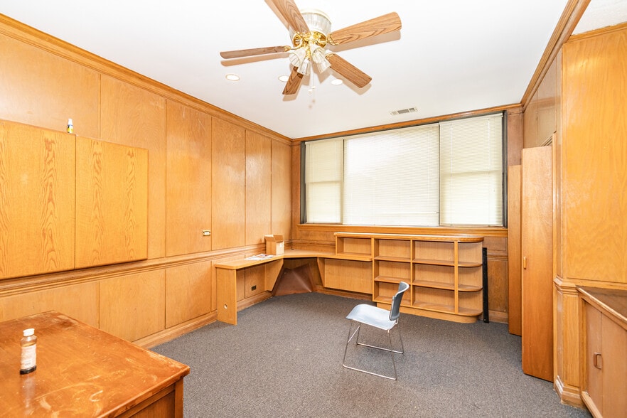 More Photos Of 4616 W Fullerton Ave, Chicago Light Manufacturing For Sale