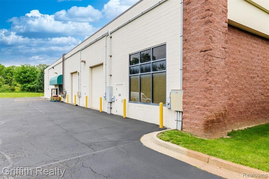 More Photos Of 5840-5936 Sterling Dr, Howell Flex For Lease