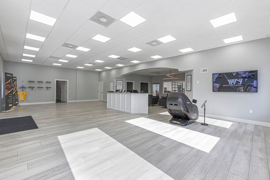 More Photos Of 3550 Westview Dr, Naples Showroom For Sale