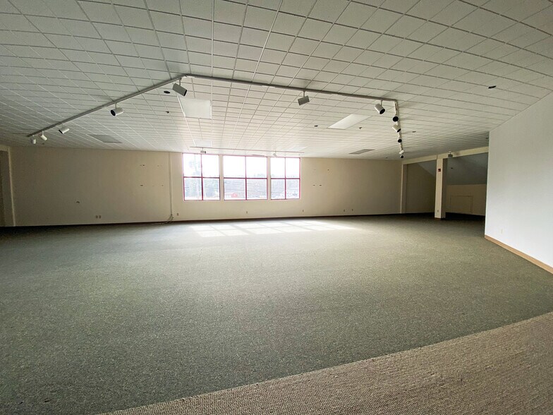 More Photos Of 145 Portsmouth Ave, Stratham Freestanding For Lease