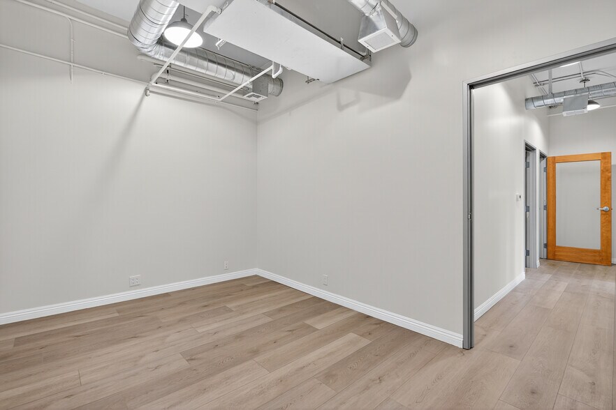 More Photos Of 10999 Riverside Dr, North Hollywood Loft Creative Space For Lease