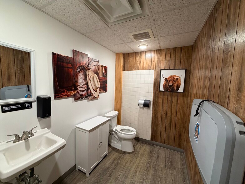 More Photos Of 617 S Washington St, New Paris Bar For Sale